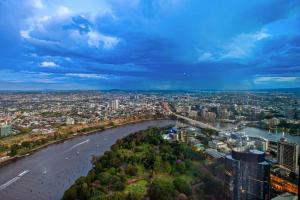 SkyHigh Style ~ 2Bed2Bath1CarVIEWS! ~ CBD