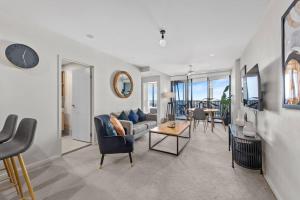 Top Floor! 2Bed2Bath1CarPool ~ VIEWS ~ CBD