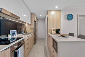 Top Floor! 2Bed2Bath1CarPool ~ VIEWS ~ CBD