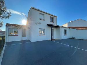 Maison spacieuse à 350m de la plage, 5 chambres, calme - FR-1-323-489