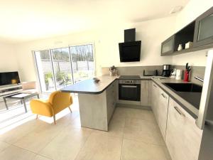 Maison familiale récente avec jardin, plage et commerces à pied, 6 couchages, WIFI, parking privatif - FR-1-231-297