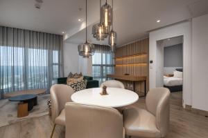 1910 Oceans Apartment - by Stay in Umhlanga
