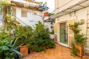 Santa Chiara Charming House with Terrace at Historical Center