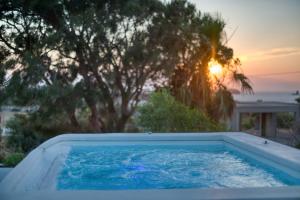 villa paradisia private swimming pool and jacuzzi