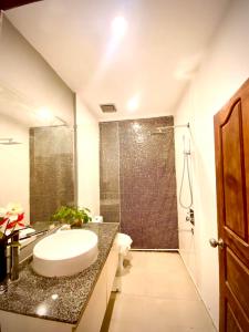 White Residence Hotel & Apartment