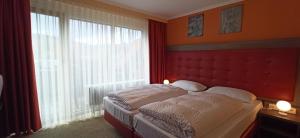 Hotel Waldblick BSR Garten mit Pavillons im Schwarzwald, ideal für Paare, Familien, Hunde