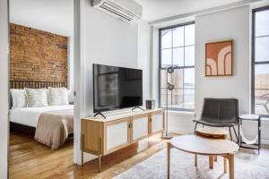 Downtown BK 1br w roof gym nr train NYC-698