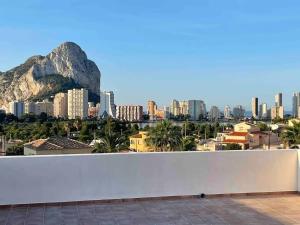 Off-grid Luxury Villa with Tikibar by the pool.