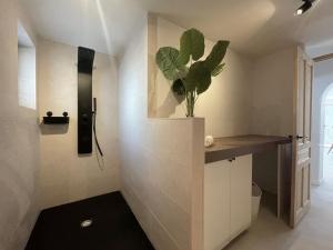 Off-grid Luxury Villa with Tikibar by the pool.