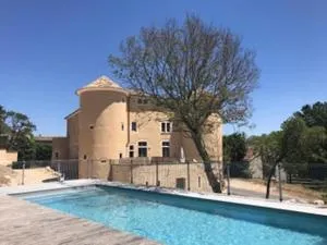Appartement 2ème étage 4 personnes dans Château avec piscine collective - Vallérargues