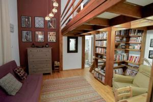 Secluded mezzanine studio near Astoria