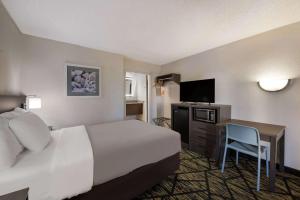 Double Room with Two Double Beds - Non-Smoking room in Quality Inn Orange Park Jacksonville