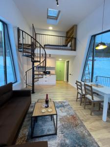 Tiny One cu Jacuzzi în Tiny Land