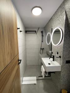 Tiny One cu Jacuzzi în Tiny Land