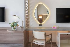Sea View One Bedroom Suite with Signature Club Lounge Access with Free Shuttle to Shopping Malls room in JA Palm Tree Court