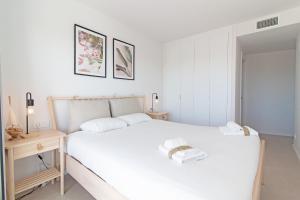 Global Properties, Moderno apartamento de dos terrazas con vistas al mar y a la montaña