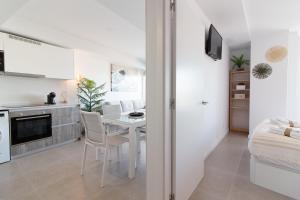 Global Properties, Apartamento con terraza y vistas al mar y a la montaña