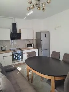 Затишок Берегово неподалік від басейнів "Спортбаза Закарпаття" і "Жайворонок" - 科松