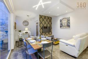 Beautiful 3BR Triplex penthouse with Hot-Tub by 360 Estates