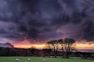 Y BEUDY Cosy 2 bed. Stunning scenery, nr Snowdonia