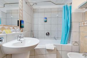 Twin Room room in Hotel Carvoeiro Plaza