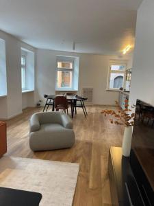 Stilvolle Mosel-Ferienwohnung - Alte Apotheke in Ürzig - Bis 5 Personen - 2 Schlafzimmer - großes Badezimmer