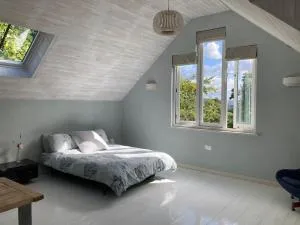 Bright, airy Annex in village with stunning views - Ebley