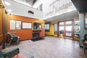 Cute Lower Level Cedar Lodge Room with Balcony & Lake Views!