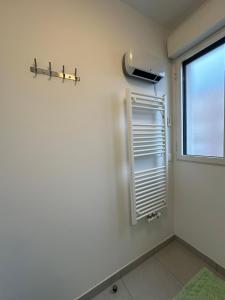 Bright sunny flat 2 bedrooms 750 sqft + free PKG