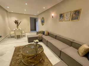 شقه فندقيه راقية بموقع مميز