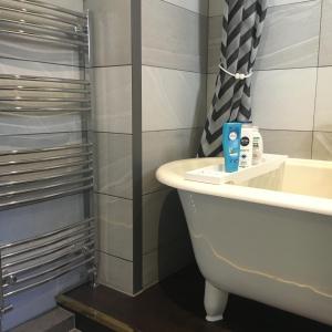 Stylish London Living with Free Parking in Super Host 5 Star Home