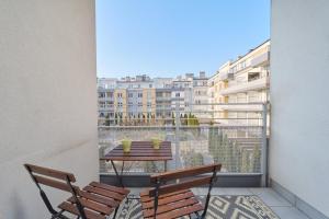 Cozy Apartment Klimasa with Balcony in Wrocław by Renters