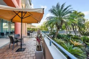 Resort Style City View King Bed Pool Balcony