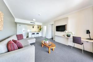 Resort Style City View King Bed Pool Balcony