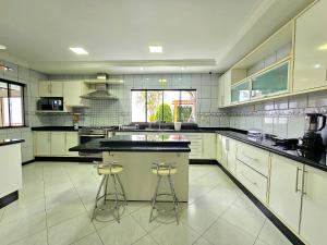 Casa 6 quartos Padrão TOP area nobre prox atrativo