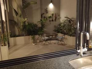 Habitación con baño uso exclusivo en una casa compartida en primer piso por escalera
