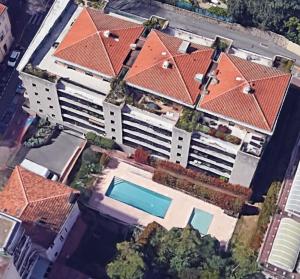 Toit terrasse dans résidence avec piscine