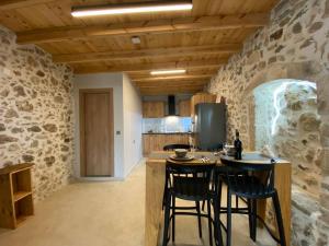 Stavlos traditional suite