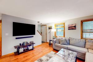 3BR Lakefront Home with Hot Tub, Games and Deck