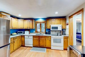 3BR Lakefront Home with Hot Tub, Games and Deck