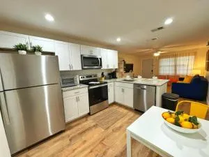 *NEW* Gorgeous Sunshine - 2BD/1BA - Private Fenced Backyard! - 庞塞进