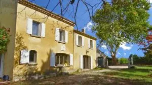 Logement charme provençal - Cabannes