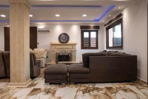 Luxury 5BR Private Villa with Pool - Chloraka