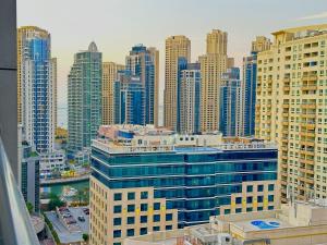 35% OFF in Top View Studio w Balcony in Marina