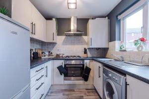 Luxury 4-bedroom Stoke Home Sleeps 10 by PureStay