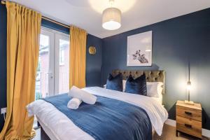 Luxury 4-bedroom Stoke Home Sleeps 10 by PureStay