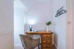 Luxury 4-bedroom Stoke Home Sleeps 10 by PureStay