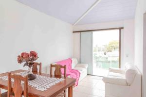 Café da manhã com vista mar.