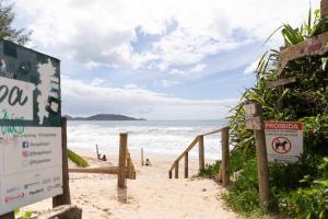Café da manhã com vista mar.