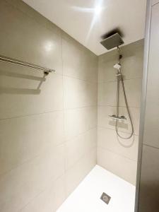 Hugo by the harbor, light-filled and centrally located apartment - free parking